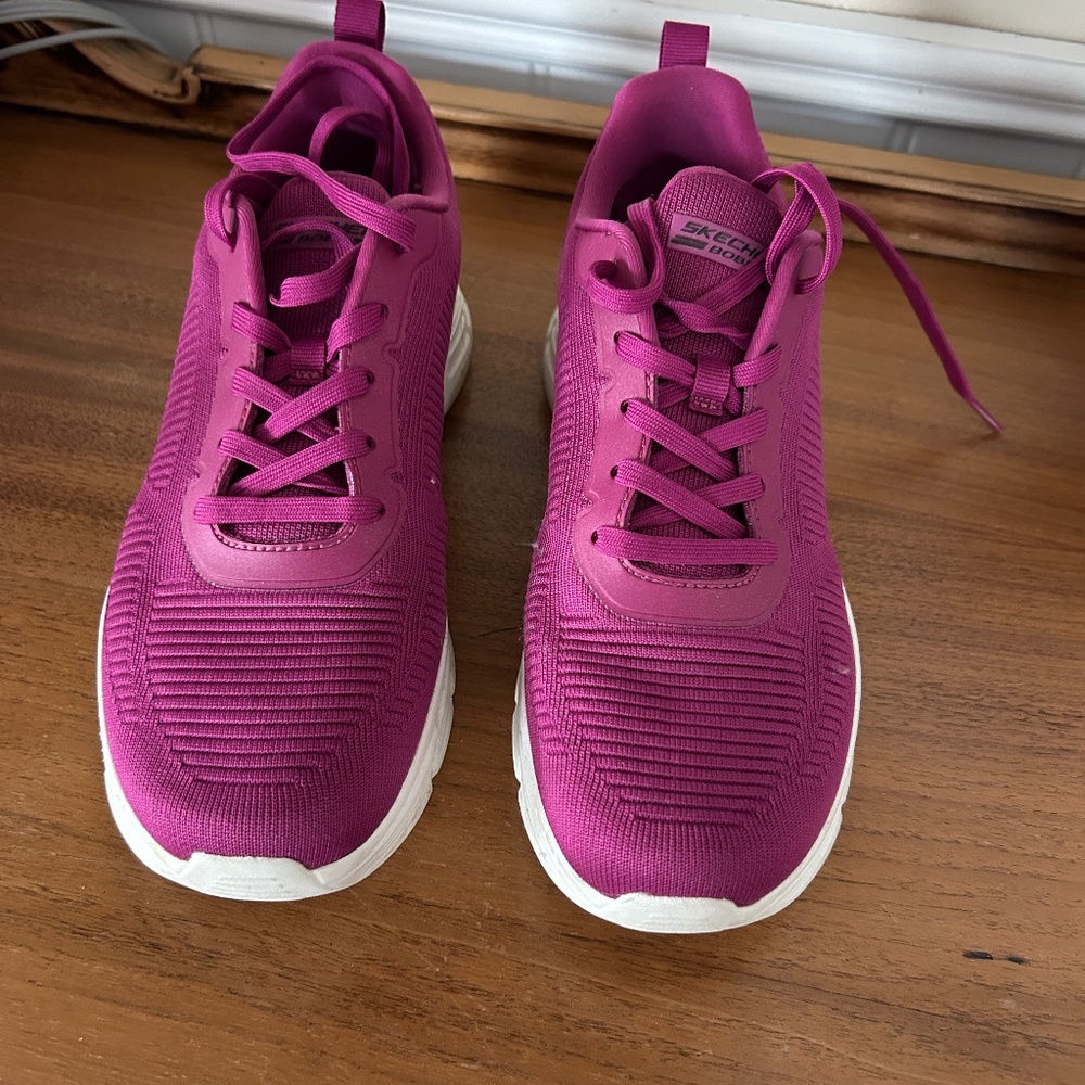 Ladies Sketchers Size 10, purple